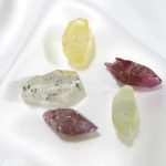 Safír je kámen s vysokou tvrdostí, znamená moudrost a pravdu.