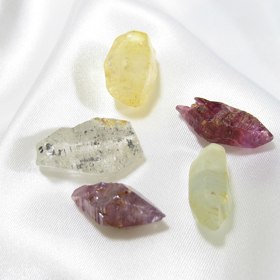 Safír je kámen s vysokou tvrdostí, znamená moudrost a pravdu.