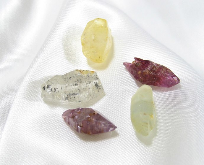 Safír je kámen s vysokou tvrdostí, znamená moudrost a pravdu.