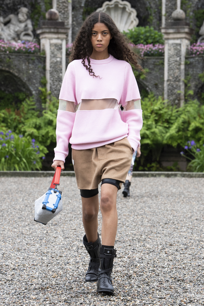 Model z kolekce LV Cruise 2024