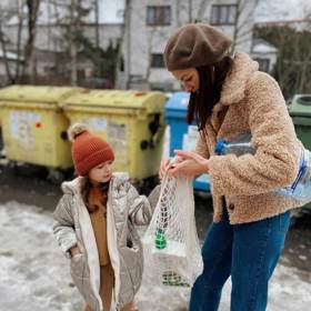 Jitka Boho pravidelně třídí odpad a učí to také svoji dceru Rosalii.