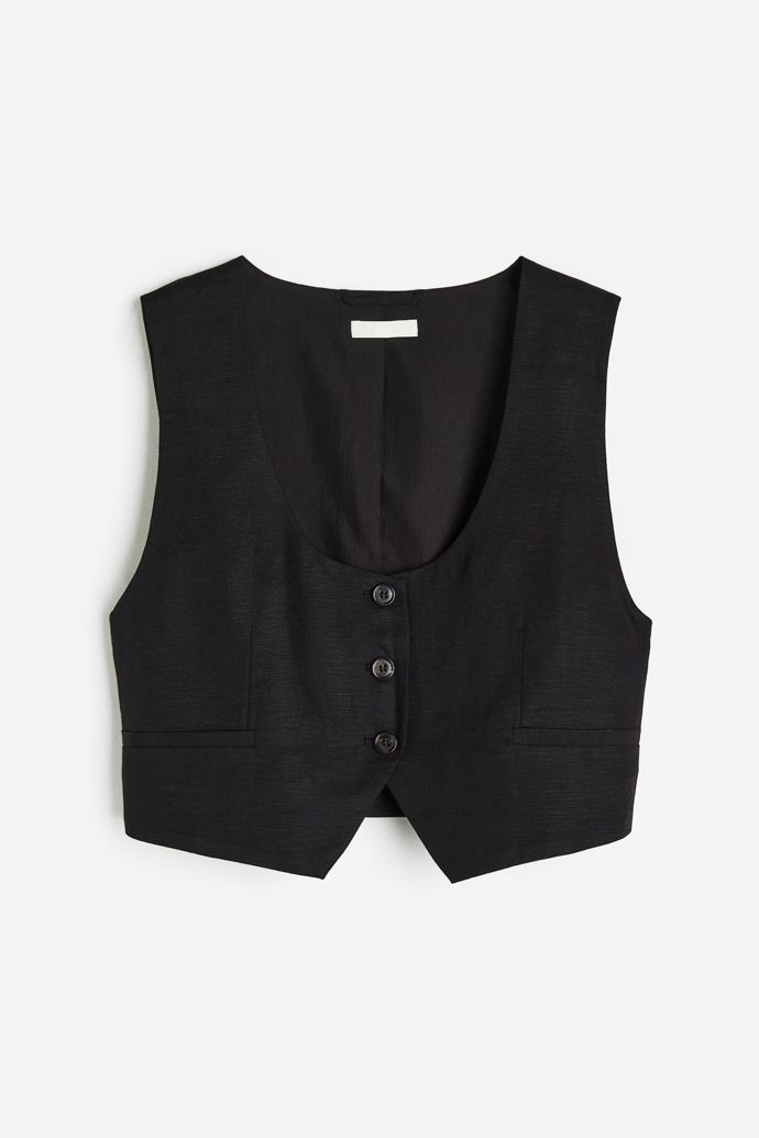 Jednoduchá crop vesta nabízí spoustu možností, jak ji zapojit do lněného letního šatník. H&M, 399 Kč