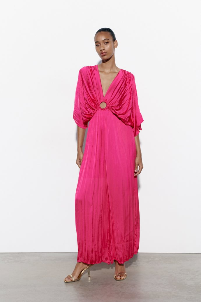 Krásné růžové maxišaty nabízí i Zara za 999 Kč.