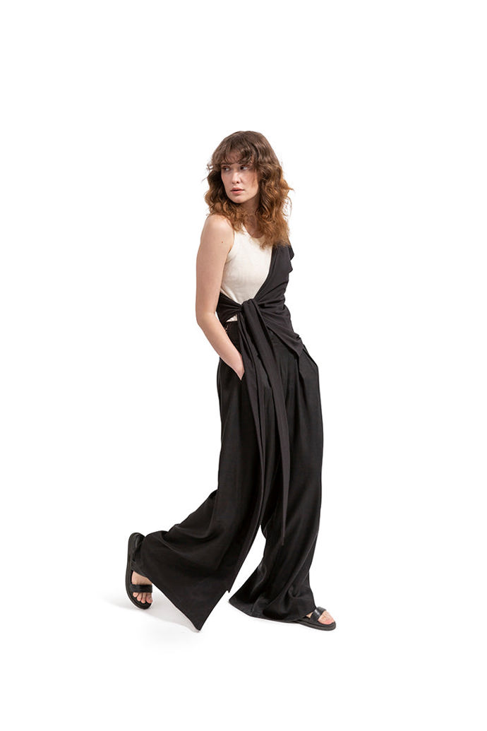 Afka svou kolekci nedávno představila i na pražském týdnu módy. V její nabídce najdete třeba asymetrický top s dlouhými vazačkami za 1 590 Kč.