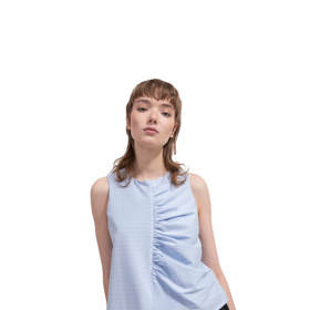 V její nabídce najdete vedle šatů i asymetrické topy a jiné asymetricky modelované kousky.