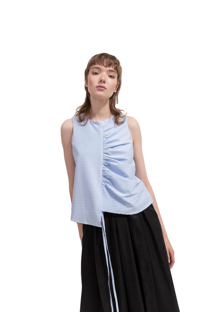 V její nabídce najdete vedle šatů i asymetrické topy a jiné asymetricky modelované kousky.