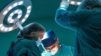 Excentrický miliardář Bryan Johnson hledá věčné mládí: Stárnutí se brání krví svého syna