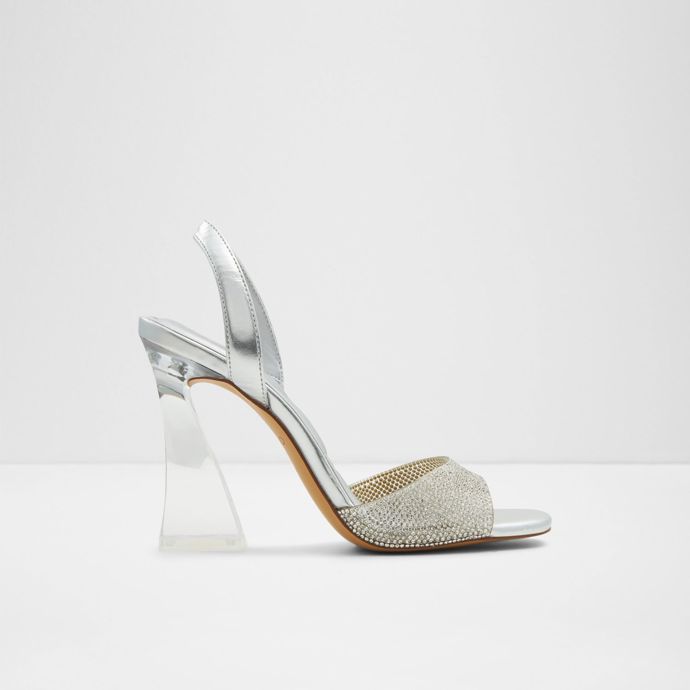 Masivní podpatek a štrasem obsypané provedení sandálků Aldo za 2 890 Kč.