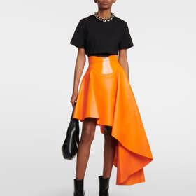 Neodolatelnou inspiraci naleznete u věhlasných návrhářských domů, třeba u Alexander McQueen.