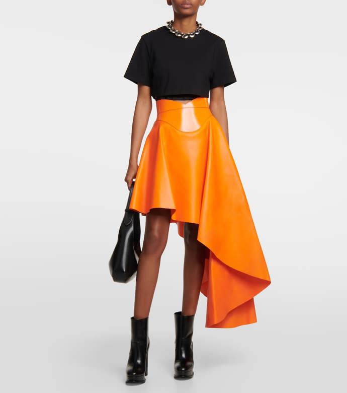 Neodolatelnou inspiraci naleznete u věhlasných návrhářských domů, třeba u Alexander McQueen.