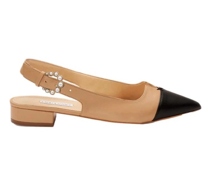 Slingback lodičky Alicia s kontrastní špičkou a sponou zdobenou perlami, které vynesla Kate na pólu. Camilla Elphick, 7 900 Kč