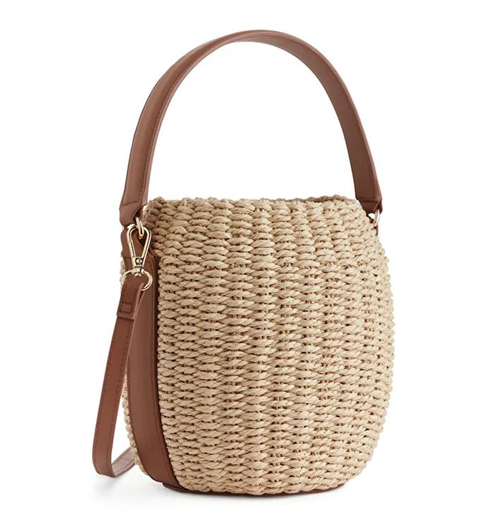 Jako Karkulka si budete připadat s kabelkou typu košíčku od značky Arket, k dostání online za 80 eur.