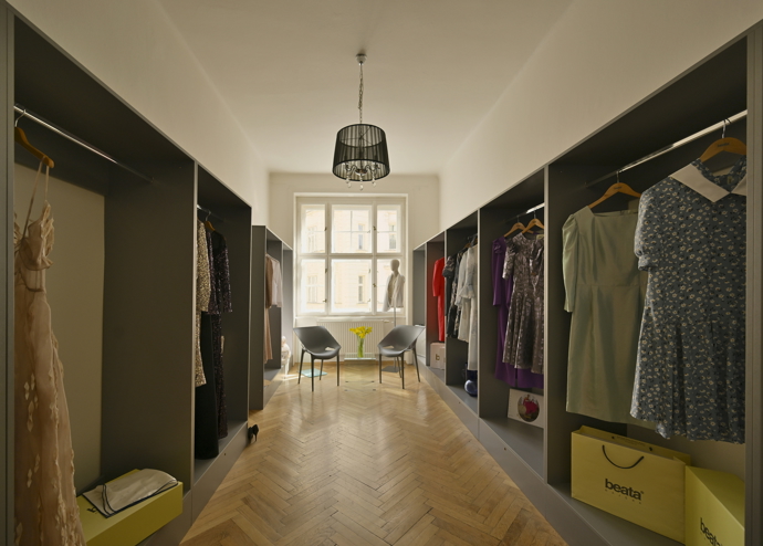 Prostor je vzdušný a plný slunečních paprsků.