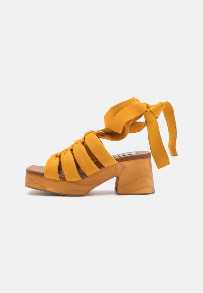 Extravagantní varianta z proplétaných semišových pásků. Asra, 3 690 Kč