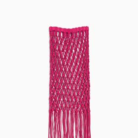 Stejně variabilní je i nošení sukně z macramé ozvláštněného korálky. Bershka, 1 399 Kč