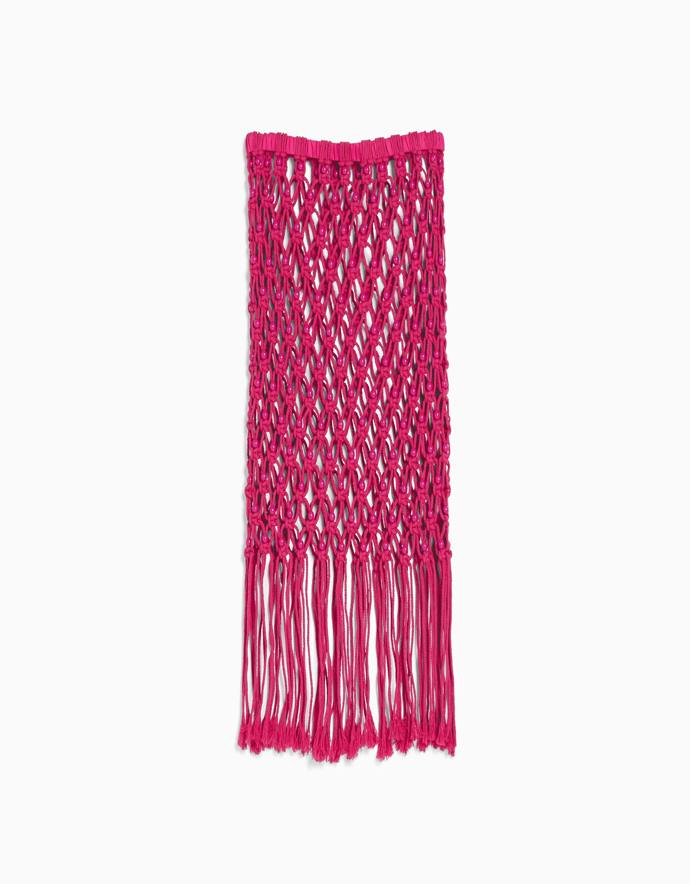 Stejně variabilní je i nošení sukně z macramé ozvláštněného korálky. Bershka, 1 399 Kč