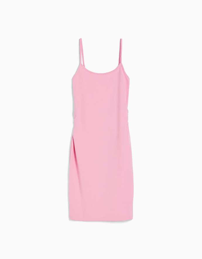 Šaty typu bodycon. V barvě cukrové vaty neodolatelný kousek vhodný k tvoření přeslazeného looku. Bershka, 299 Kč