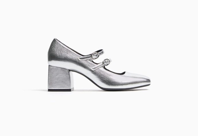 Stříbrné se třemi pásky. Bershka, 699 Kč