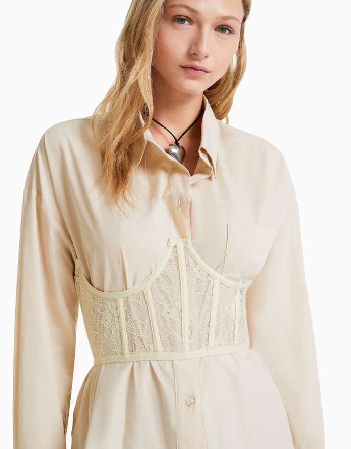 Ukažte ho. Prádlové prvky jsou součástí vrchních vrstev našich outfitů. Korzetový pásek Bershka, 549 Kč