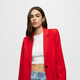 Základní střih ve výrazné barvě, ideální stavebné kámen vašeho letního šatníku. Pull&Bear, 799 Kč