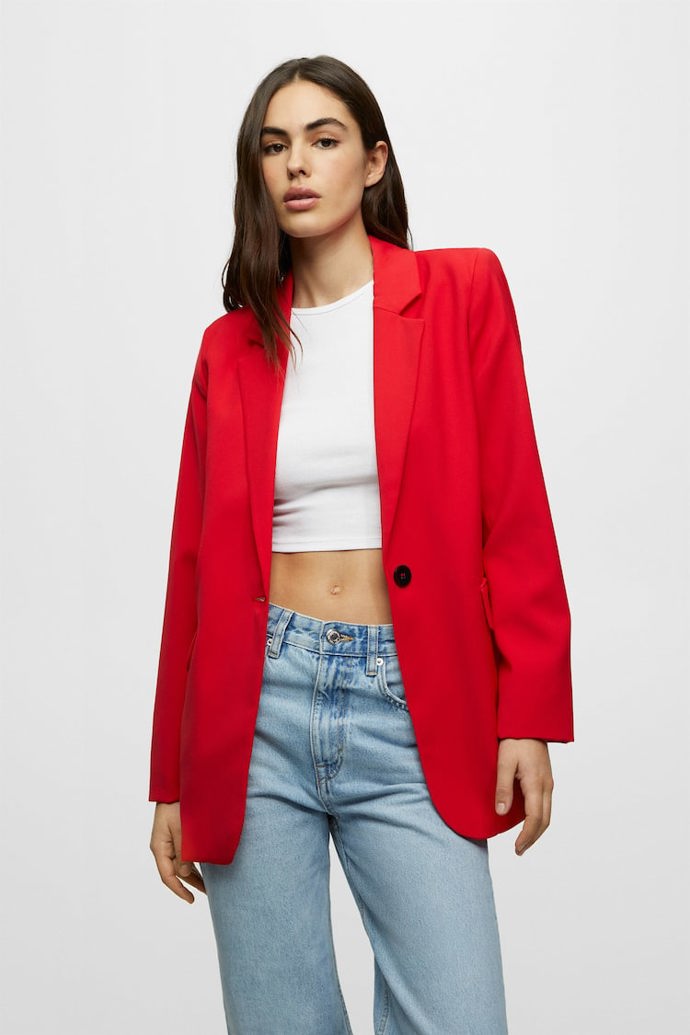 Základní střih ve výrazné barvě, ideální stavebné kámen vašeho letního šatníku. Pull&Bear, 799 Kč