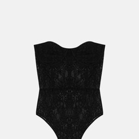 Krajka ve své podstatě. Dnes ale jako viditelná součást ženské garderoby.  Korzetové body Pull&Bear, 599 Kč