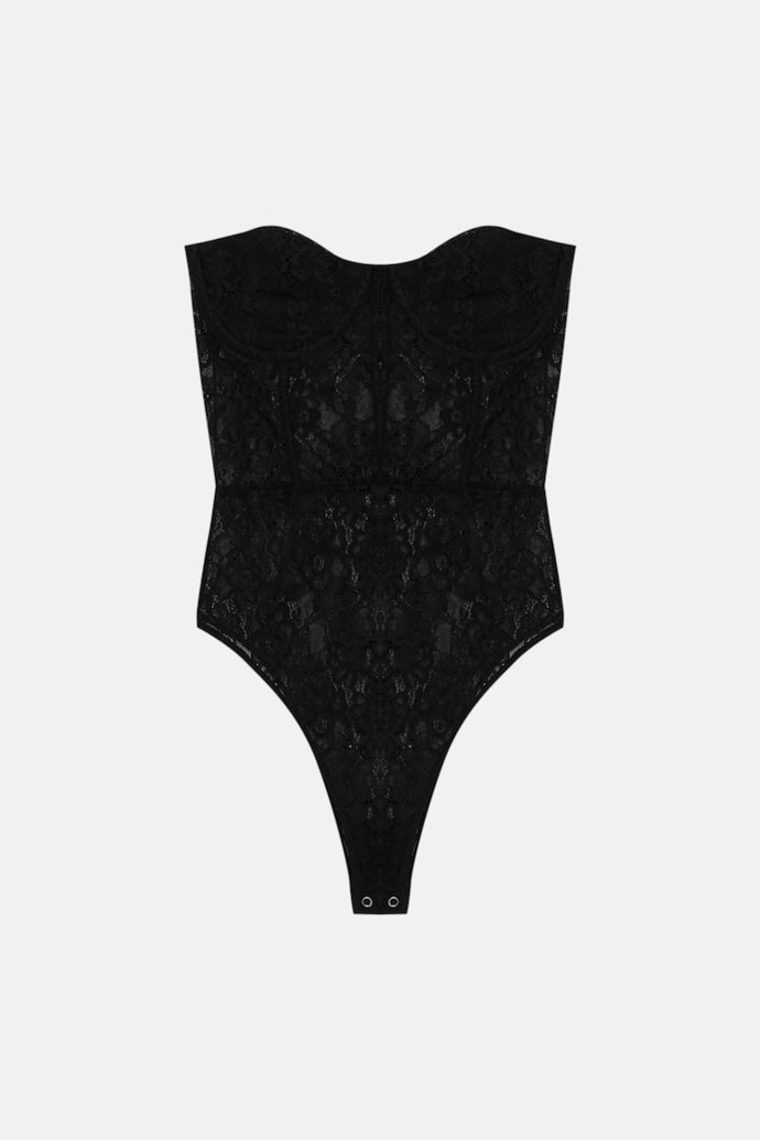 Krajka ve své podstatě. Dnes ale jako viditelná součást ženské garderoby.  Korzetové body Pull&Bear, 599 Kč