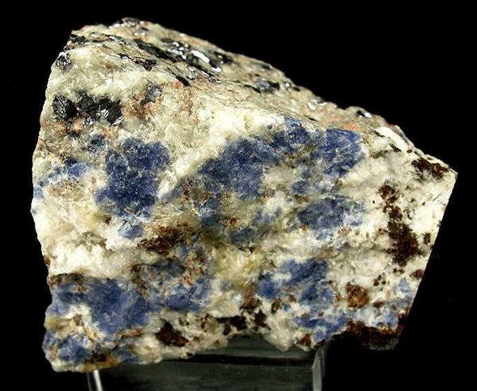 Sodalit - modrý kámen, který pomáhá s komunikací a sebevyjádřením.