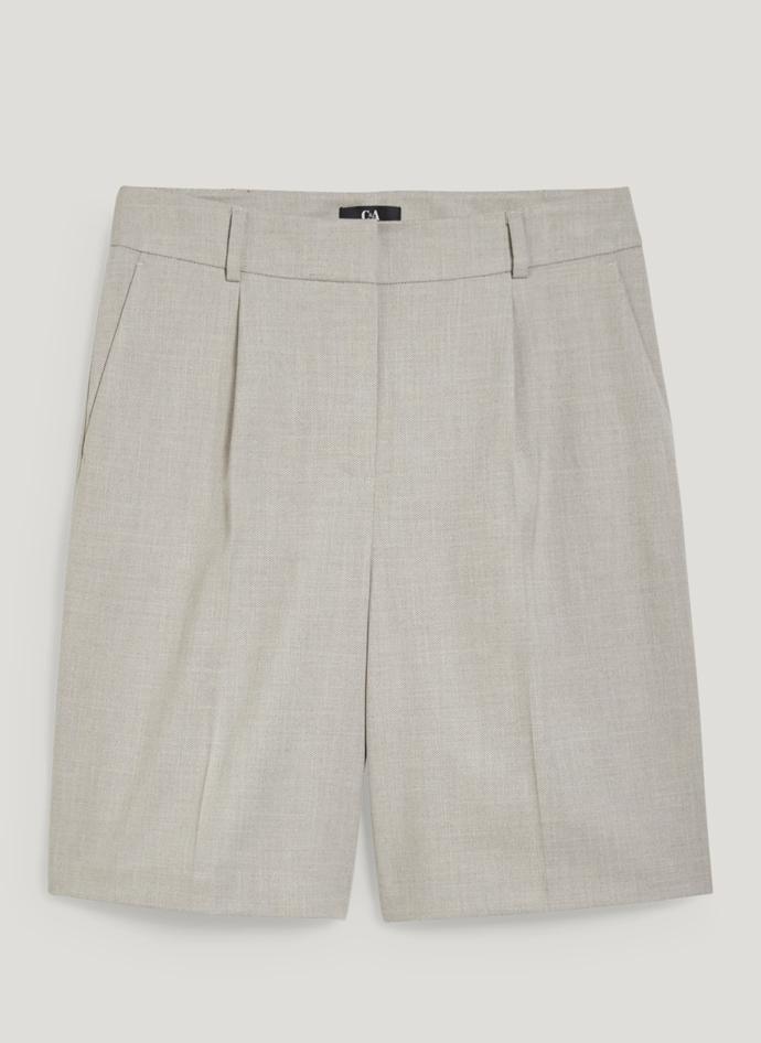 Nacházíme se v třetím desetiletí 21. století, proč byste si jako součást kostýmu nemohla obléci elegantní šortky? C&A, 998 Kč