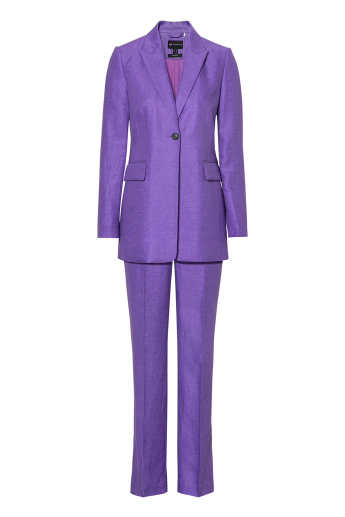 Stylové ztělesnění lněného trendu v podání kalhotového kostýmu C&A. Kalhoty 1 298 Kč, sako 1 798 Kč