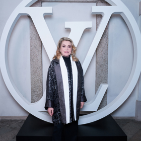 Přehlídka přilákala také francouzskou hereckou legendu Catherine Deneuve.