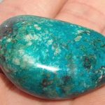 Chryzokol - zelený kámen s vlnitými pruhy, symbolizuje lásku a harmonii.