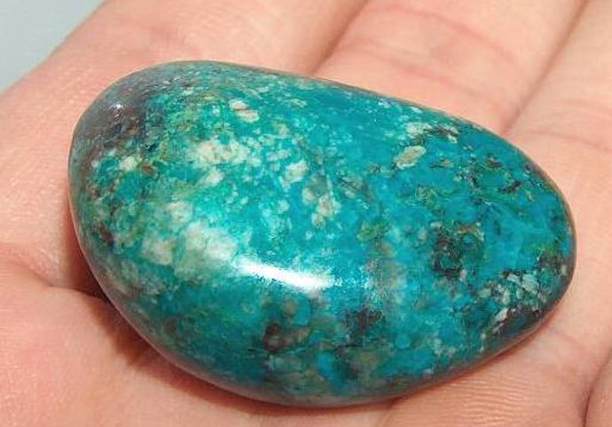 Chryzokol - zelený kámen s vlnitými pruhy, symbolizuje lásku a harmonii.