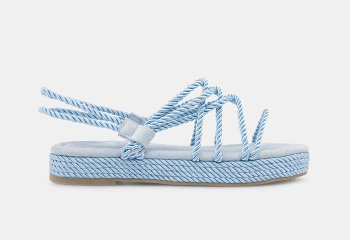Subtilnější varianta provázkových sandálků značky Deezee v něžném modrém odstínu. Cena: 810 Kč