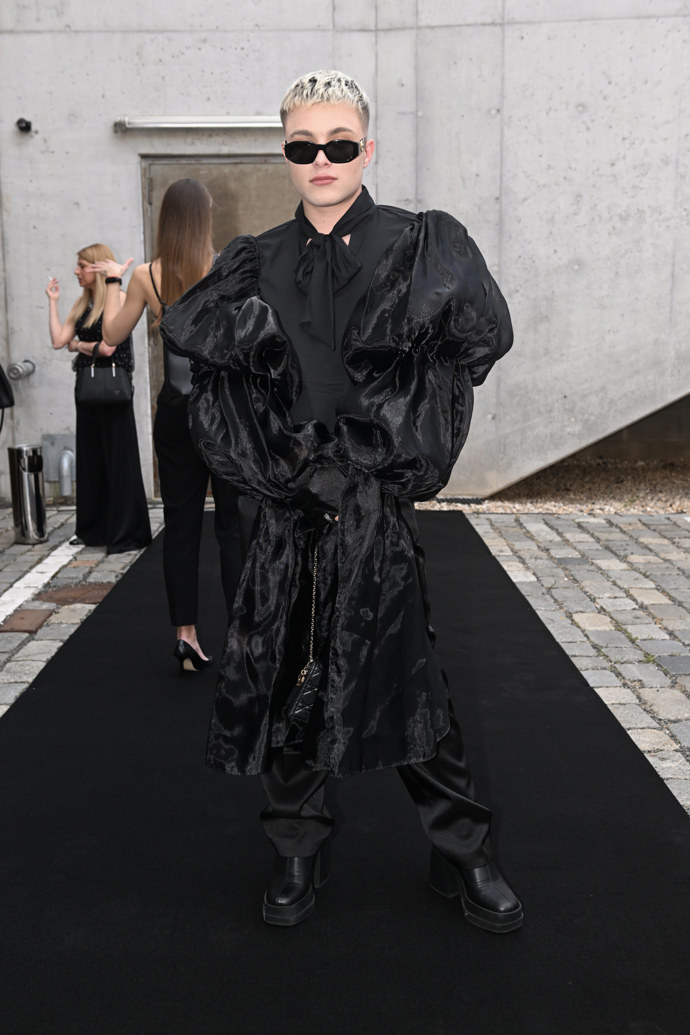 Influencer Marek Wrbík na sebe prostorným černým outfitem rozhodně opět upozornil.