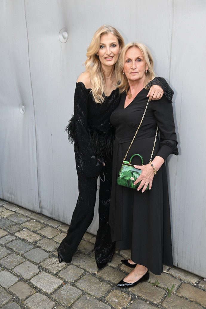 Topmodelka Tereza Maxová vyvedla na módní přehlídku maminku. Dámy se sladily do černé barvy, Alena Maxová rozsvítila outfit zelenou kabelkou.