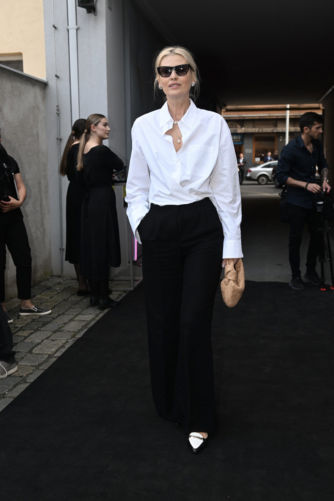 Daniela Peštová zářila v bílé košili a elegantních perlách. K outfitu zvolila kabelku italské značky Bottega Veneta. 