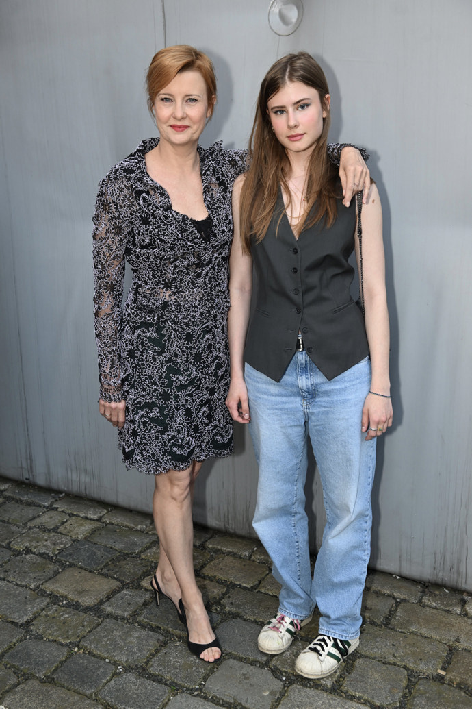 Mladá slečna si vystačí i s džínami a klasickou vestou. 