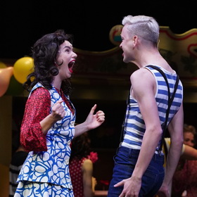 Taneční scény v minišatech je podle ní dobré jistit tělovým spodním prádlem - pro případ zvedaček.