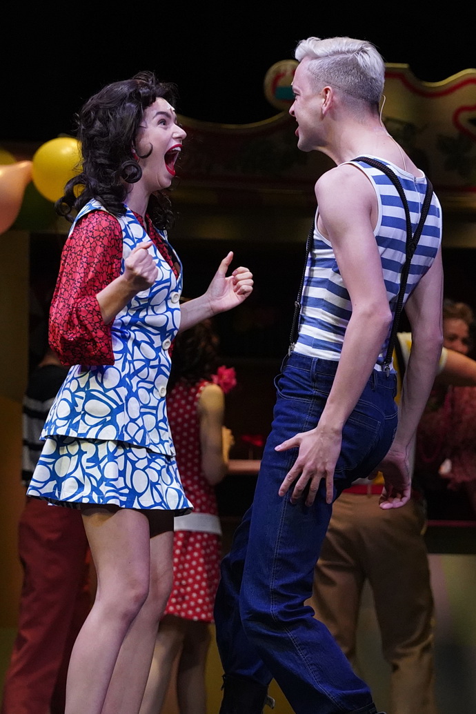 Taneční scény v minišatech je podle ní dobré jistit tělovým spodním prádlem - pro případ zvedaček.