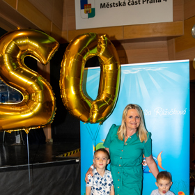 Regina Řandová se o své vnoučky umí postarat. Ráda jim dopřává domácí kuchyni a bere je také do společnosti.