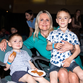 Vyženěný starší vnuk Matěj si prý oblíbil dabingové studio, kam Reginu doprovází. Čestmír je zatím velký stydlín a herec z něj asi nebude.