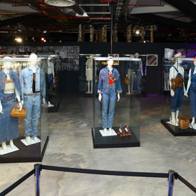 Výstava, kterou najdete v útrobách brutalistní budovy obchodního domu Kotva, odstartovala 30. května 2023.