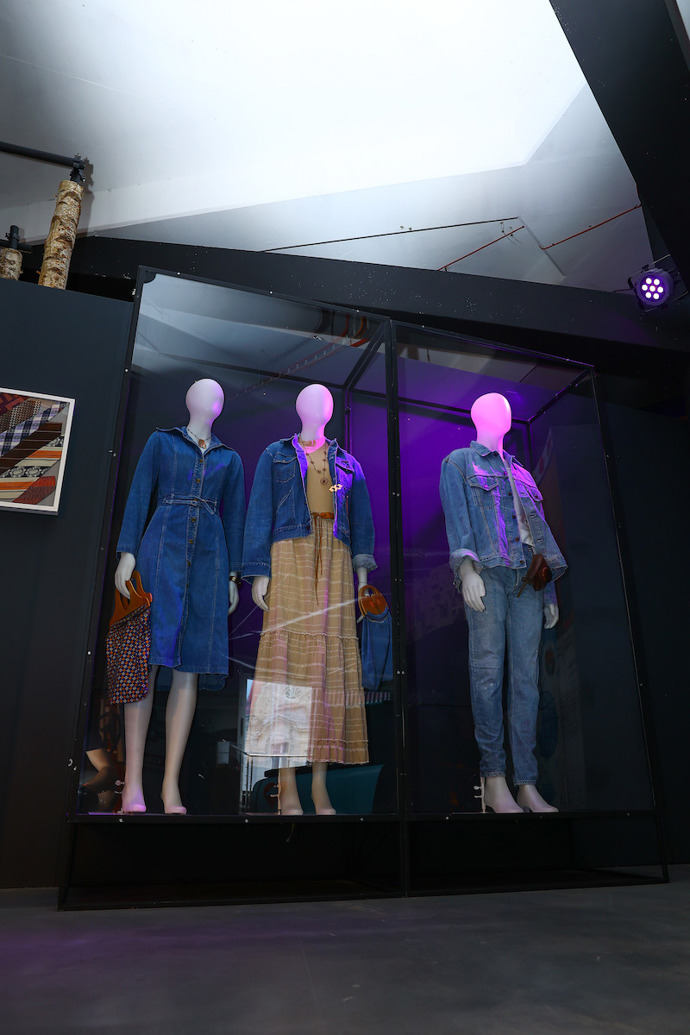 Prohlédnout si zde můžete na třicet dobových džínových kousků, které tehdy toužil mít každý. Cesta k jejich pořízení ale nebyla zrovna jednoduchá.