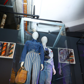 Nádech luxusu a západního světa. Největší lákadlo riflí, džínů či texasek a dalších kousků z politicky nevhodného materiálu té doby – denimu.