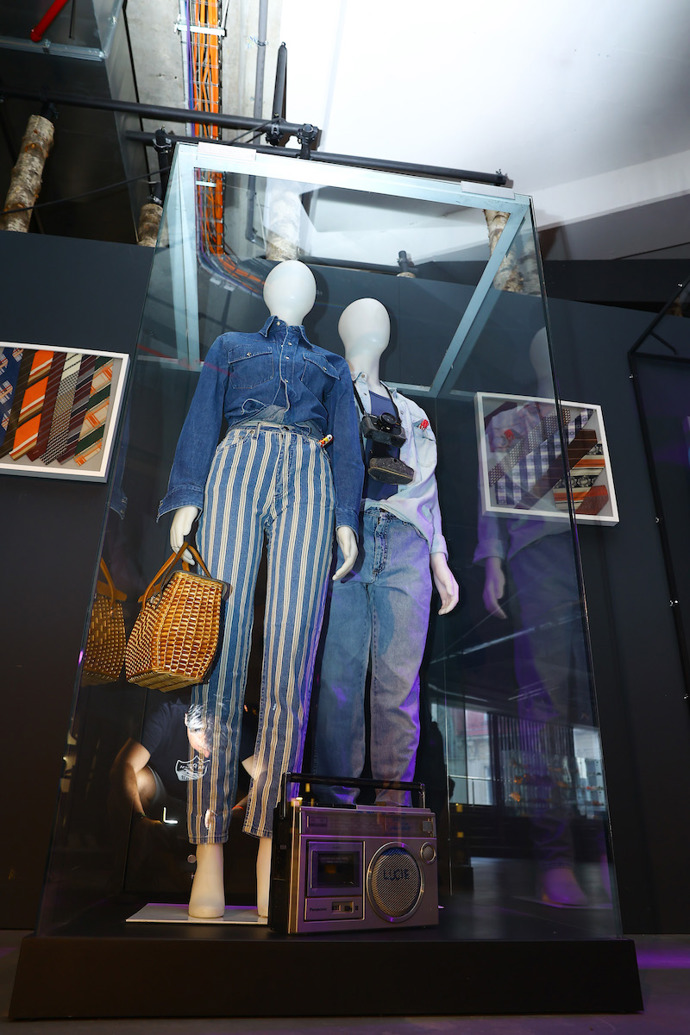 Nádech luxusu a západního světa. Největší lákadlo riflí, džínů či texasek a dalších kousků z politicky nevhodného materiálu té doby – denimu.