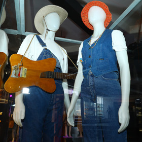 Lacláče, vestičky i šaty. To vše je k vidění na retro výstavě věnované vzpomínkám na nákupy v obchodních domech Tuzex.