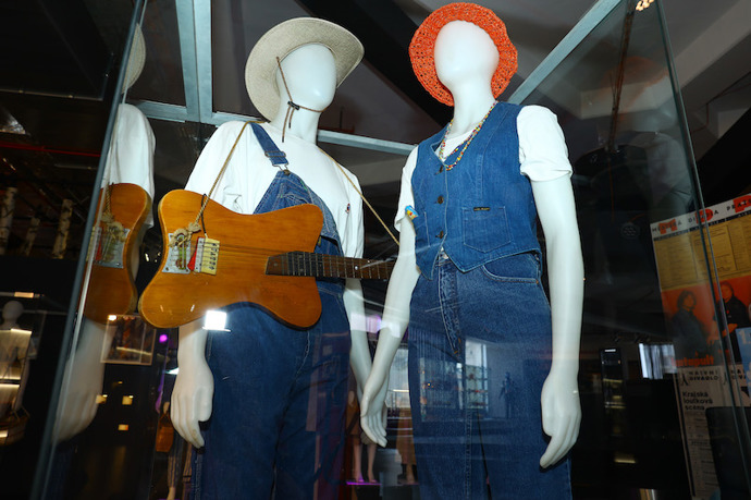 Lacláče, vestičky i šaty. To vše je k vidění na retro výstavě věnované vzpomínkám na nákupy v obchodních domech Tuzex.