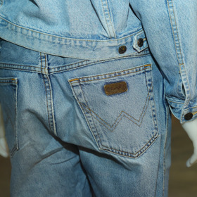 Značky, jako Levi's, Wrangler či Rifle, byly vrcholem předlistopadové džínové módy. Kdo je měl, zářil nejen na oblíbené diskotéce.