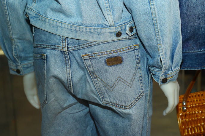 Značky, jako Levi's, Wrangler či Rifle, byly vrcholem předlistopadové džínové módy. Kdo je měl, zářil nejen na oblíbené diskotéce.